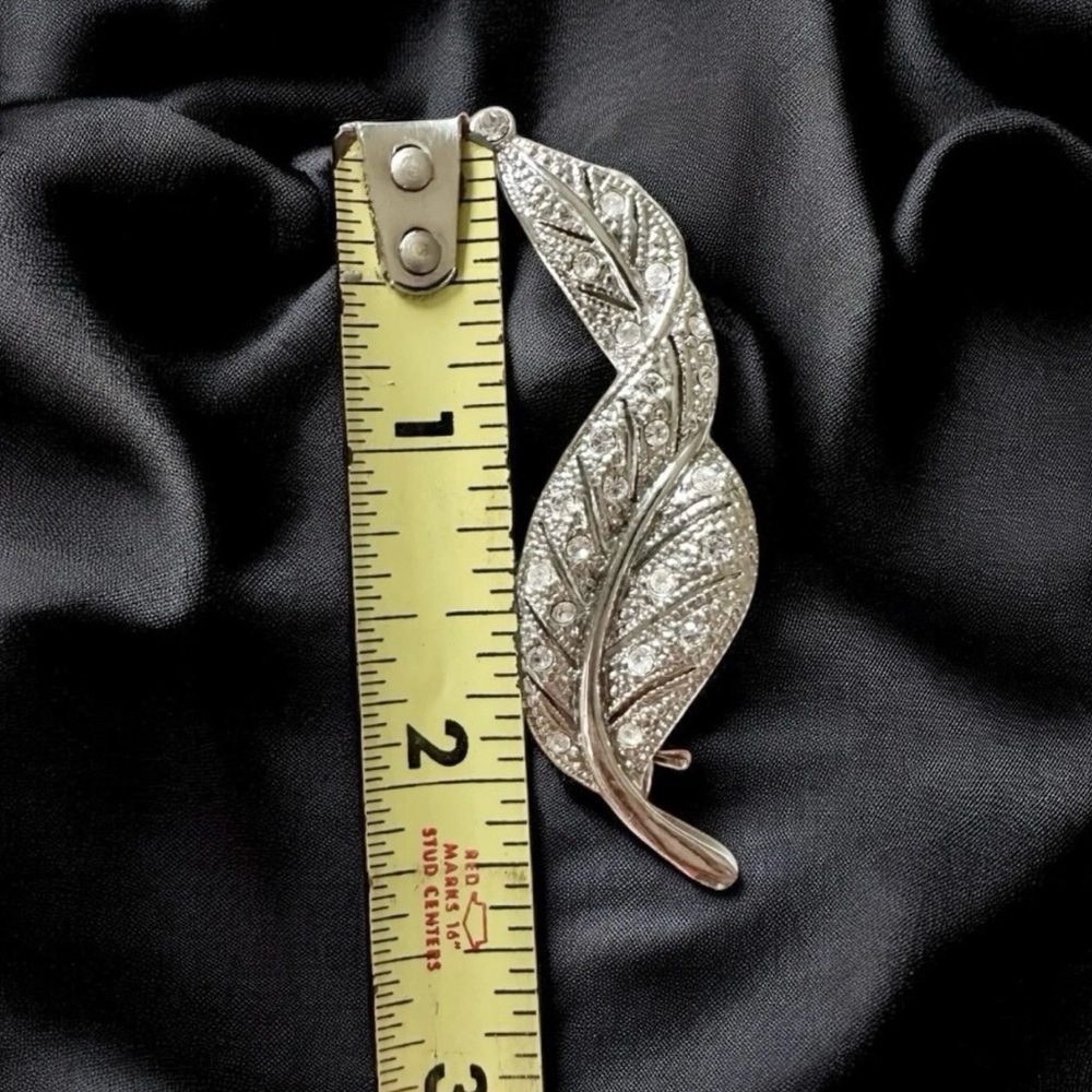 Vintage Silver Tone Style Leaf Brooch Pin With White Rhinestones - Picture 4 of 4